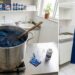 Como recuperar jeans manchado por água sanitária que ficou com marcas claras usando um método simples