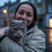 Durante férias no Canadá, Fiona Begg resgatou um gato atropelado e garantiu atendimento veterinário urgente. Contra as expectativas, o felino sobreviveu e ganhou um novo lar, tornando-se símbolo de compaixão, resgate animal e segunda chance Uma manhã tranquila de férias em Muskoka, no Canadá, transformou-se em uma cena marcante de compaixão humana e resgate animal. Fiona Begg caminhava com a família quando avistou um gato cinza à beira da estrada. Segundos depois, ouviu um som angustiante e percebeu que o felino havia sido vítima de atropelamento animal. O que parecia um momento traumático tornou-se o início de uma história de superação, atendimento veterinário intensivo e uma segunda chance que mudaria duas vidas para sempre. Como o atropelamento mudou o destino do gato? Fiona viu o gato caminhando próximo à pista e, instantes depois, percebeu que ele havia sido atingido por um caminhão. O pequeno felino ficou caído no meio da estrada, enquanto carros continuavam passando, aumentando o risco de novos impactos. Sem hesitar, ela correu para a via e parou o trânsito, colocando a própria segurança em risco para realizar o salvamento em estrada. Ao pegá-lo nos braços, não sabia se ele ainda estava vivo, mas tinha certeza de que não o deixaria sozinho naquele momento de dor. Em situações como essa, algumas atitudes são essenciais para garantir o bem-estar animal e evitar agravamentos. Interromper o fluxo de veículos para impedir novos atropelamentos Retirar o animal com cuidado, evitando pressionar áreas lesionadas Manter o pet aquecido e seguro até chegar ao atendimento especializado Buscar atendimento veterinário imediato Oferecer conforto emocional, reduzindo o estresse do animal ferido Qual foi o impacto emocional do resgate? Ao segurar o gato contra o peito, Fiona sentiu o quanto ele estava frágil. Mesmo ferido e sangrando, o felino se agarrou ao ombro dela como se entendesse que estava protegido. A conexão naquele instante foi profunda e inesquecível. Ela relatou que só conseguia pensar que, se aqueles fossem os últimos momentos dele, não seriam vividos na solidão. Queria que ele sentisse amor e importância, mesmo em meio à dor causada pelo abandono animal ou pela vulnerabilidade nas ruas. Esse tipo de atitude reforça como o vínculo emocional também faz parte do processo de recuperação. O contato físico transmite segurança ao animal A redução do medo ajuda na estabilização inicial O carinho fortalece a confiança mesmo em estado crítico A empatia humana pode ser decisiva nos momentos finais ou na recuperação Como o atendimento veterinário foi decisivo para a sobrevivência? Fiona levou o gato à clínica veterinária mais próxima, onde ele chegou chorando e sangrando, ainda agarrado a ela. A equipe iniciou o tratamento imediatamente, mas alertou que as chances de sobrevivência eram pequenas. Os profissionais realizaram exames, controlaram hemorragias e iniciaram cuidados intensivos. O quadro era grave, e a possibilidade de eutanásia foi mencionada devido à extensão dos ferimentos. O suporte clínico especializado foi fundamental para dar ao felino a oportunidade de lutar pela vida. Estabilização emergencial dos sinais vitais Controle da dor e prevenção de infecções Exames para avaliar danos internos Monitoramento contínuo durante os dias críticos Cuidados pós traumáticos para recuperação gradual Como a ligação inesperada trouxe uma segunda chance? Quatro dias depois, Fiona recebeu uma chamada que a deixou sem palavras. Contra todas as expectativas, o gato havia sobrevivido e agora precisava de um lar definitivo. A notícia foi recebida como um verdadeiro milagre. O que começou como um resgate animal emergencial transformou-se em uma nova história de adoção responsável e proteção animal. Fiona voltou à clínica e o adotou oficialmente, dando-lhe o nome de Lucky Chance. Desde então, ele se tornou parte essencial da família, provando que atos de solidariedade podem gerar finais felizes e fortalecer a cultura de respeito e cuidado com os animais