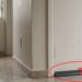 Para que serve o espaço entre o chão e a porta do banheiro?