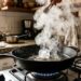 Passar um cubo de gelo sobre a frigideira quente: por que é recomendado antes de grelhar legumes