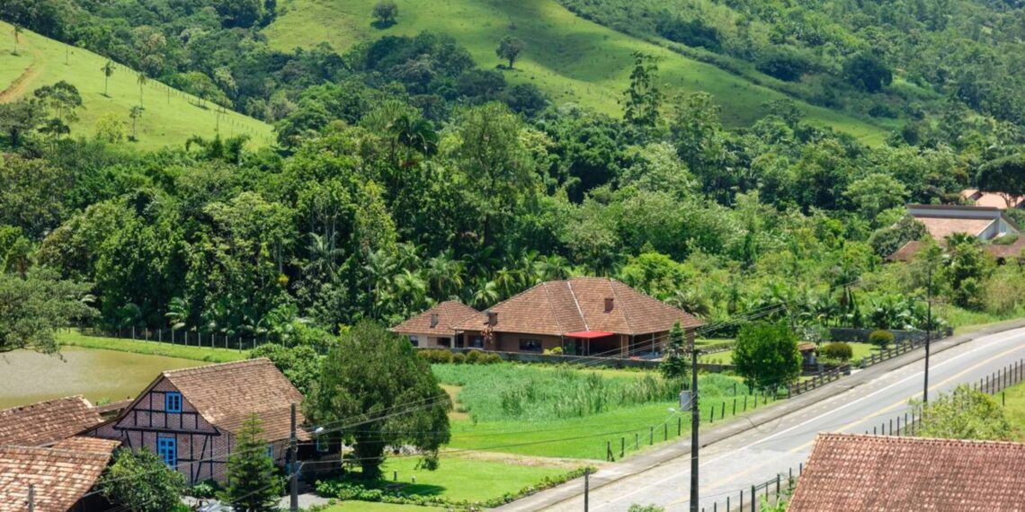 A cidade mais alemã do Brasil onde os moradores falam três idiomas com 230 casas centenárias sem um único prego e tem dois recordes mundiais reconhecidos pelo Guinness Book