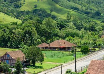 A cidade mais alemã do Brasil onde os moradores falam três idiomas com 230 casas centenárias sem um único prego e tem dois recordes mundiais reconhecidos pelo Guinness Book