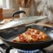 Nem micro-ondas, nem forno: a melhor maneira de reaquecer pizza, segundo os chefs