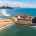 A praia cercada por muralhas do século XVII que hoje esconde piscinas naturais impressionantes