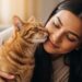 O que significa quando o gato esfrega a cabeça na pessoa