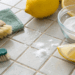 Banheiro cheio de mofo: a receitinha caseira com 3 ingredientes que limpa o rejunte sem esforço