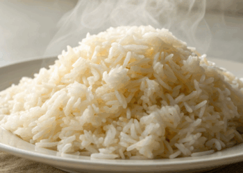 Seu arroz está grudando? Veja o erro comum que deixa ele empapado e impede ele de ficar soltinho
