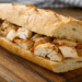 Baguete recheada de frango gratinada, como preparar um lanche rápido e cremoso