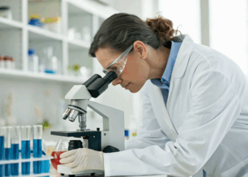 Cientistas encontram antibiótico até 100 vezes mais potente contra bactérias perigosas