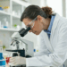 Cientistas encontram antibiótico até 100 vezes mais potente contra bactérias perigosas