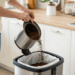 Cheiro de lixo insuportável na cozinha? Este truque natural com café te salva