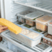 O truque da esponja no congelador que está ajudando a controlar mau cheiro na cozinha