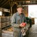 Ele tem 99 anos, perdeu a visão aos 80, mas continua trabalhando com frutas na Patagônia