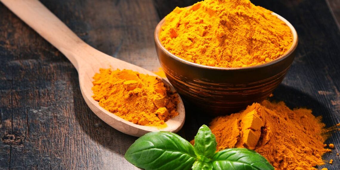 Dores nas juntas ao despertar? Veja como o potencial anti-inflamatório da cúrcuma age no seu corpo