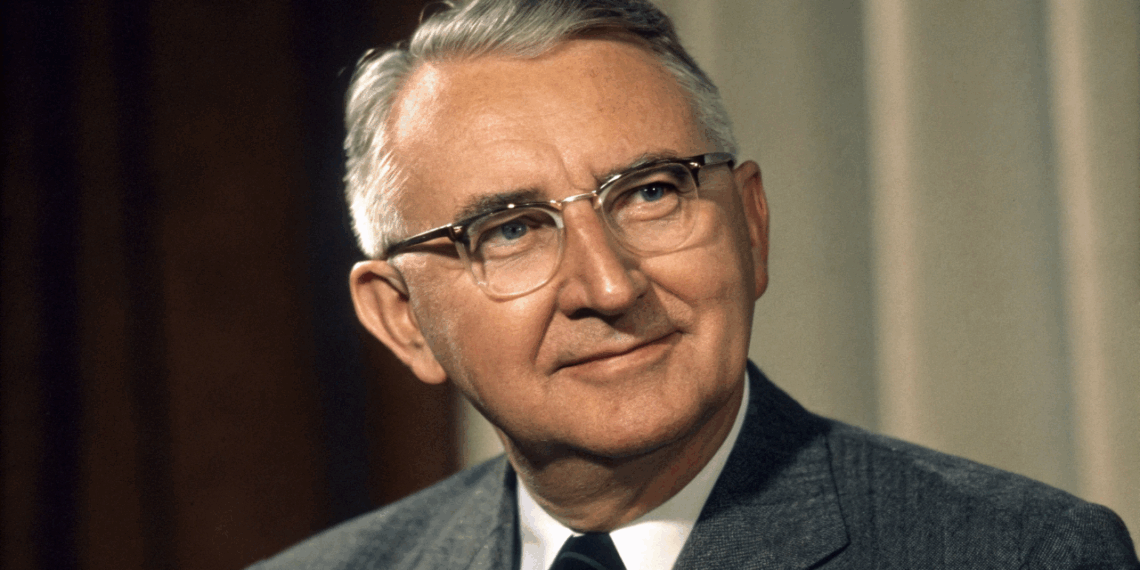 Dale Carnegie, especialista em relações humanas e comunicação: “A maioria das coisas importantes do mundo foi realizada por pessoas que continuaram tentando quando parecia não haver esperança.”