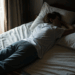 Cuidado ao dormir de barriga para baixo: coluna e pescoço em risco segundo especialista