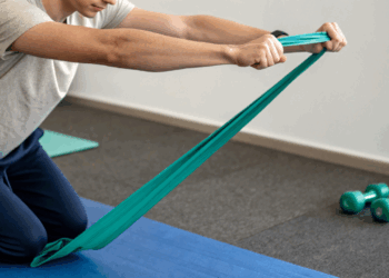 Dor no ombro constante? Veja exercícios para aliviar a dor, reduzir tensão e fortalecer os músculos