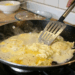 Como fazer ovo mexido não grudar na frigideira e ficar cremoso, com um truque simples de chef