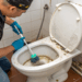 Vaso sanitário encardido pode ficar limpo com mistura simples que custa menos de dois reais