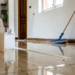 Misturinha caseira com 2 itens comuns da sua cozinha faz piso brilhar como novo em minutos