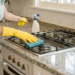 Para manter a cozinha livre de manchas, saiba como usar receitinha caseira de desengordurante natural