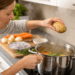 Como salvar comida salgada demais com um ingrediente que você já tem na cozinha