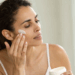 Como preparar um creme caseiro para clarear a sua pele sem irritar o corpo ou rosto