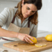 Como limpar tábua de cortar carne com um ingrediente poderoso da sua cozinha