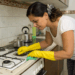 Misture esse ingrediente comum com detergente e veja gordura desaparecer da sua cozinha em minutos