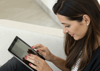 mulher-usando-tablet-com-a-unha-pintada