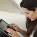 mulher-usando-tablet-com-a-unha-pintada