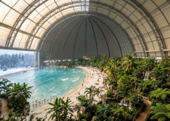 360 metros de hangar e zero grau lá fora: o paraíso do tamanho de uma Torre Eiffel que esconde uma praia tropical ao lado da neve