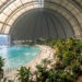 360 metros de hangar e zero grau lá fora: o paraíso do tamanho de uma Torre Eiffel que esconde uma praia tropical ao lado da neve