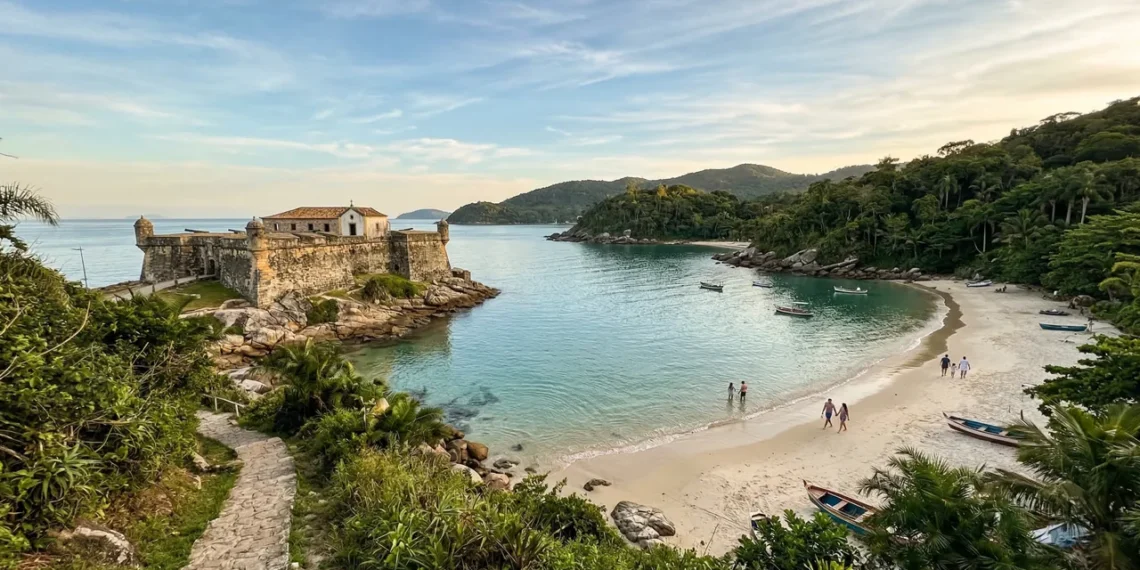Muralhas de 1740 e mar sem ondas: a praia de Florianópolis que guarda um forte candidato a Patrimônio Mundial