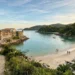 Muralhas de 1740 e mar sem ondas: a praia de Florianópolis que guarda um forte candidato a Patrimônio Mundial