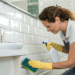 Azulejos sem brilho? Use o truque caseiro que evita produtos químicos agressivos com 1 ingrediente da sua cozinha