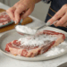 Para amaciar carne dura, veja o ingrediente da sua despensa que funciona em minutos