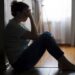 A psicologia de quem aprendeu a se acolher sozinho diante do silêncio emocional familiar e da falta de suporte real