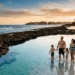 Mar calmo, faixa de areia sem lama e vento fresco no fim da tarde: a praia do Nordeste que atrai famílias cansadas de destinos com água agitada e muvuca