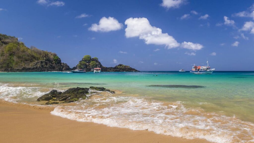 Esquecido por 4 séculos como presídio: o paraíso vulcânico que tem a praia eleita 7 vezes a melhor do mundo