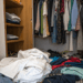 Você passa a roupa e ela amassa no armário? Veja o erro comum que você pode estar cometendo