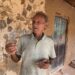 Aos 80 anos, ele vive sozinho em casa de barro construída em 1920 e rotina impressiona