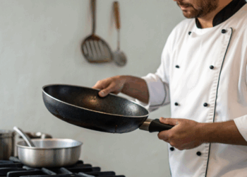 Chefs revelam o truque da frigideira fria que fica ”antiaderente” e  muda a forma de fazer ovos e bacon