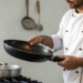 Chefs revelam o truque da frigideira fria que fica ”antiaderente” e  muda a forma de fazer ovos e bacon