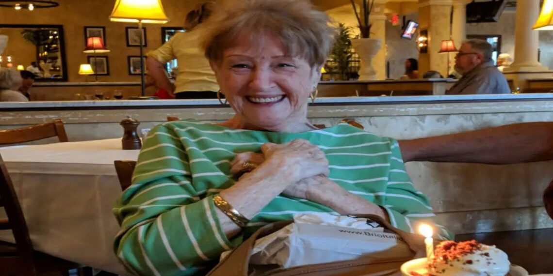 Ela mora sozinha em Las Vegas aos 93 anos, valoriza sua independência e mantém uma rotina sempre ativa.