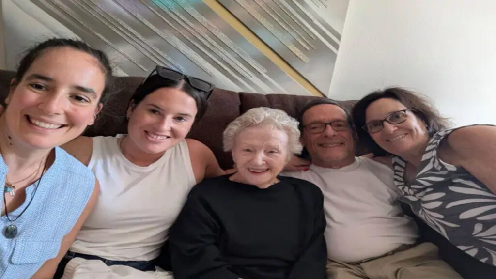 Ela mora sozinha em Las Vegas aos 93 anos, valoriza sua independência e mantém uma rotina sempre ativa.
