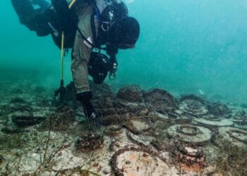 Arqueólogos seguiram uma mancha preta em um lago e descobriram mais de 1.000 artefatos romanos que foram recuperados