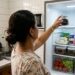 Adicione borra de café em um pote aberto na geladeira: um truque inteligente para uma cozinha sem odores