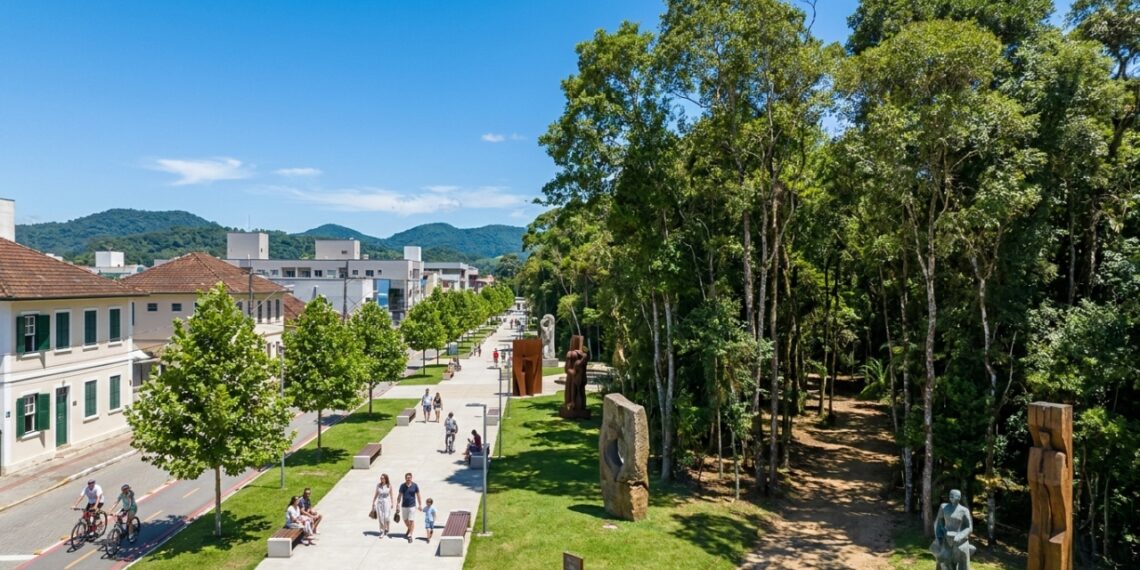 A cidade mais segura do Brasil esconde qualidade de vida europeia com 120 mil m² de mata no centro e o maior parque de esculturas a céu aberto da América do Sul