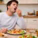 Arrotar após comer é normal? Veja quantas vezes é aceitável ou se indica problemas como refluxo ou má digestão dos alimentos